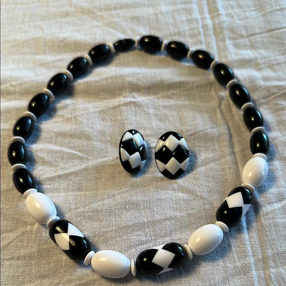 Avon Black and White Necklace Classic Jewelry
